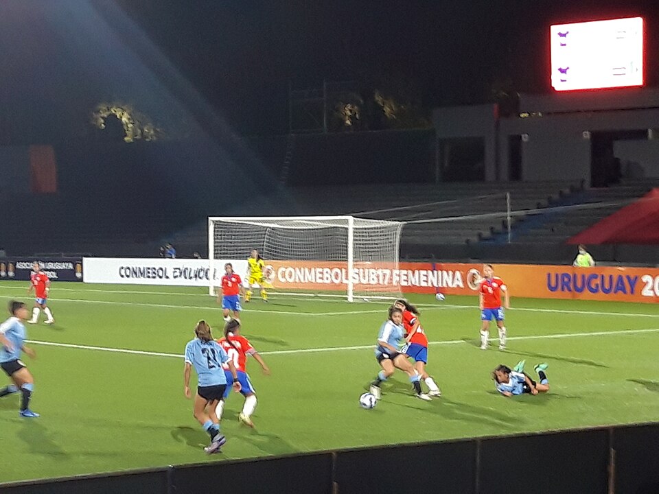 Vista aérea de un partido de fútbol en estadio lleno