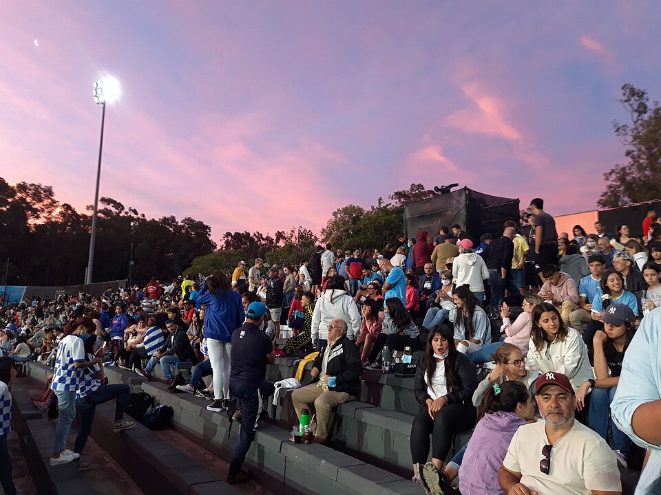 Pizarra táctica con movimientos de presión y coberturas defensivas